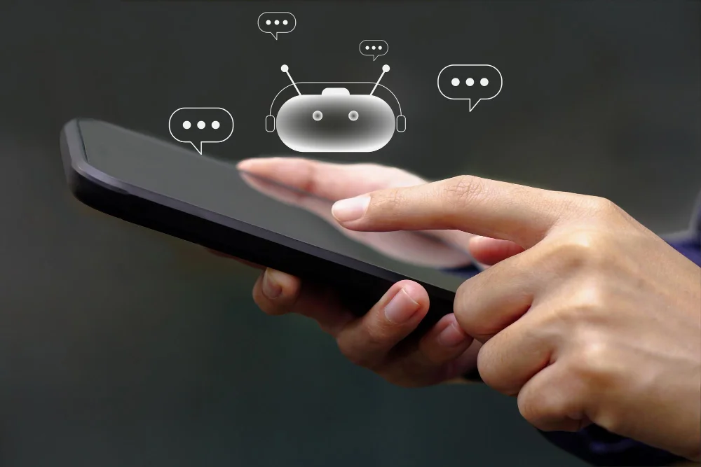 Chatbots im Kundenservice - Mann nutzt Smartphone mit Chatbot