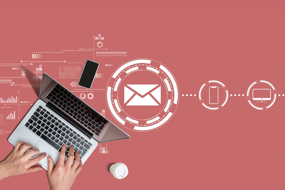E-Mail Marketing Automation - Hände am Laptop mit E-Mail Konzept