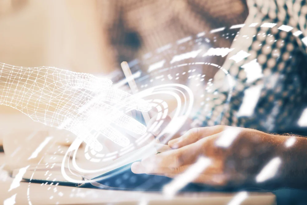 Digitale Transformation - Mann arbeitet mit Technologie